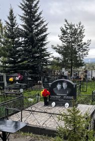 Похоронен в с. Репьёвка