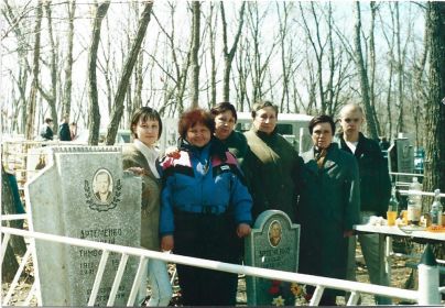 Кладбище с могилой Николая (моего папы) с его семьёй