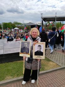Правнучка Александра с портретами прадедов.
