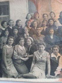 Это ее выпускной 10 "в". Она в белой беретке, в середине!