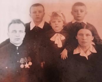 семья Липовцева Митрофана Ивановича. Жена Евдокия, Сергей, Евгений и дочь Люба