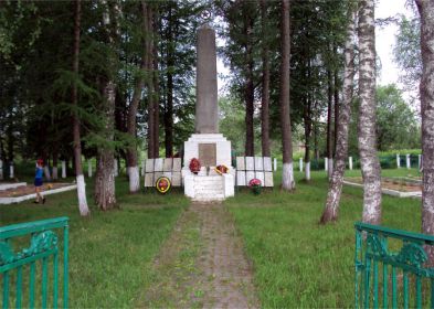 Братская могила советских воинов в селе Пола