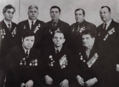 фото коллег В.П. Писцова по цеху №34 - ветеранов война: сидят Слукин, Лисовский, Маслин; стоят-Самохин, Гребенко, Лосев, Осипов, Торбенков
