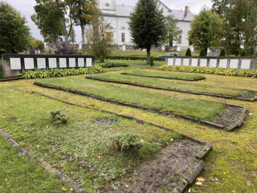 Мемориальные плиты на воинском захоронении в Вараклянах