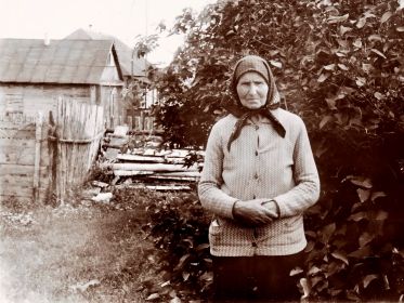 Фекла Григорьевна Толстошеина возле  дома. Село Советское, Тамбовской области.