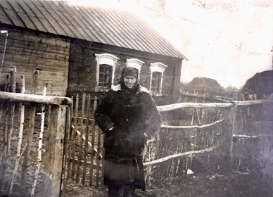 Фекла Григорьевна, жена Василия Андреевича Толстошеина возле дома. Село  Советское Тамбовской области