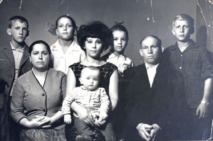 Старшая дочь Василия Андреевича Толстошеина Мария с мужем и детьми.