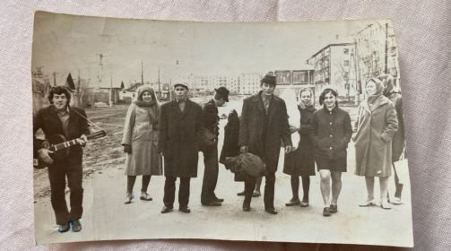 Сёстры бабая: слева Могульсум абыстай, справа Зайнап абыстай, посередине-дети Байрамбай бабая( брата деда))Бугульма.Проводы Ильгизара в армию ( сын Зайнап абыстай)