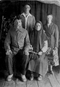 Беломестных Герасим Денисович с женой Анисьей Харитоновной и родителями