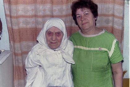 Сафонова (Ярцева, Малюкова) Анастасия Степановна (слева) с дочерью Вайцеховской (Сафоновой) Анной Анисимовной