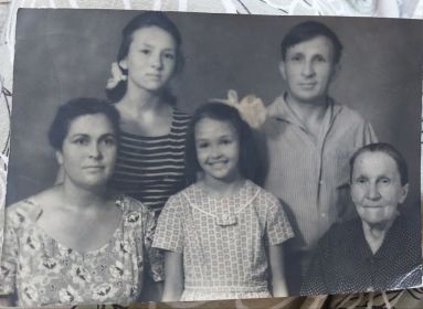 Чалап Иван Григорьевич, с детьми с женой и с матерью Ольгой Макеевной