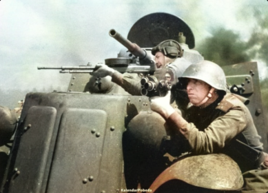 Советский кинооператор Александр Павлович Эльберт (1902 - 1944 гг.) ведет съемку у бронеавтомобиля БА-10  Александр Эльберт был призван в РККА в июне 1941 года. Звание — капитан. С июля 1941