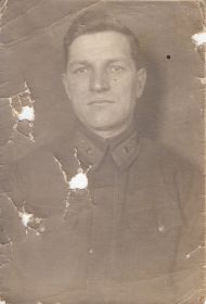 Эта фотография находилась при Дмитрии Ивановиче, когда он погиб. Она была передана жене, Клавдии Михайловне, вместе с его личными вещами. На фото имеются отверстия: следы пуль или шрапнеля.