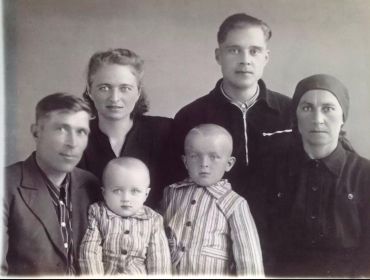Брат Василий(слева) с женой Зоей и сыновьями, тещей и родственником жены