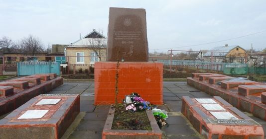 Мемориал в с. Николаевка установленный на братской могиле советских воинов. ([Электронный ресурс]. URL: https://wwii.space/Памятники-и-мемориалы-Украина-Днепро-6/)