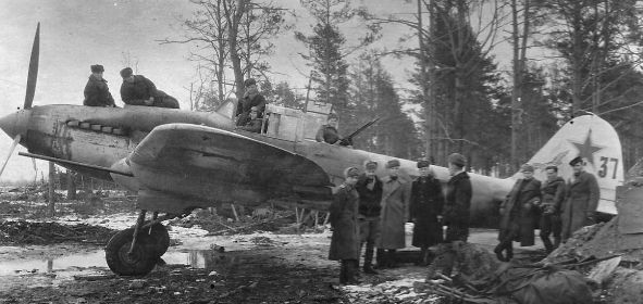 958 шап. 11.1944. Самолет Ил-2-37 летчика Малиновского Н.Ф. с эмблемой орла и номером 37.