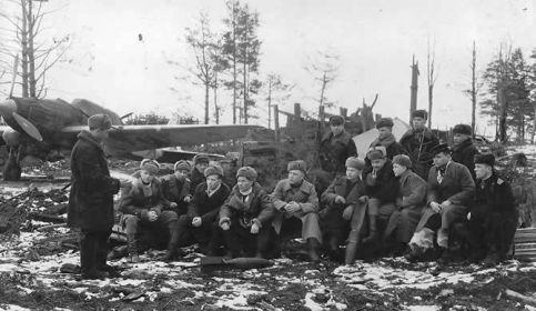 958 шап. 11.1943. Летчики и воздушные стрелки 1 авиационной эскадрильи у штурмовика Ил-2.