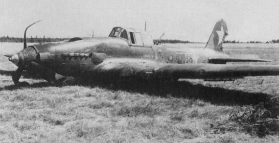 958 шап. Штурмовик Ил-2, материальная часть полка, с бортовым номером 26, на вынужденной посадке.