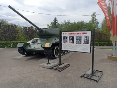 Стенд памяти танкового экипажа братьев Зайцевых, г.Чебоксары,Парк Победы,2025