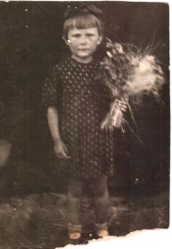 Фотоизображение из личного архива И.Л.Петровой (Люцко). В эвакуации. Инна Люцко (1937 г.р.) с букетом полевых цветов. СССР. Оренбургская область, г. Медногорск, весна 1942 г.