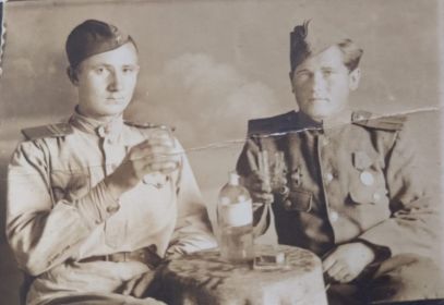 1945 г. Фотосьёмка во взятом Кенигсберге, слева- подчиненный Александра Васильевича