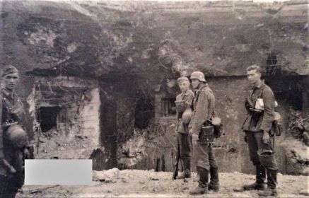 29.06.1941. 6 Рава-Русский укрепленный район. Немцы у захваченного ДОТа.
