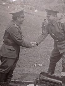 Военные сборы в Смоляниново 1980 г. Слева- Александр Васильевич  Справа-замполит роты
