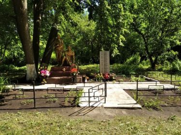 Захоронение: РОССИЯ: Орловская область, Колпнянский район, сельское поселение “Тимирязевское”, деревня Хутор-Лимовое, братское воинское захоронение.