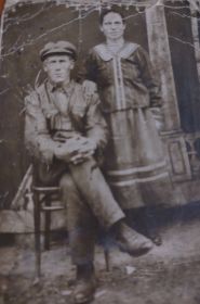 Василий Сергеевич Осипов с женой Акулиной Филипповной. 1940 год.