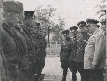 Рядом с маршалом Г.К. Жуковым (слева от него) - В.А. Жмаев. 1957 г., Венгрия