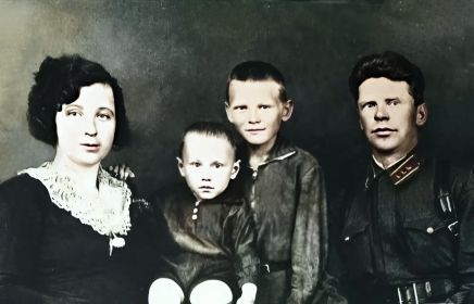 жена Александра Ивановна и сыновья Геннадий и Бронислав. 1938г.