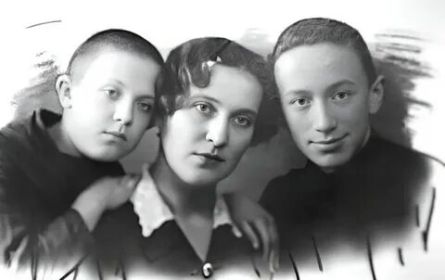 С матерью и братом, 1930-е годы