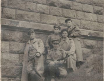 Май 1945 года. Берлин. Прапрадед с сослуживцами у Рейхстага.