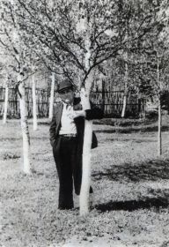 Михаил Герасимович: 1958 г. Май. Иван Михайлович Рудаков. Школьный парк.
