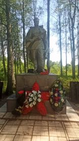 Братская могила советских воинов, павших в боях с фашистами, 1941 - 1942 гг. 6