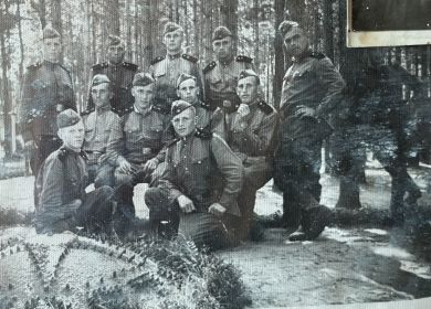 Архивные фотографии дедушки возможно уже после войны