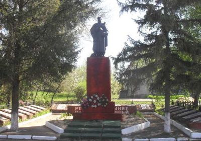 с. Заводы Изюмского р-на. Памятник установлен на братской могиле, в которой похоронено 955 воинов, погибших в боях за село. Их имена увековечены на мемориальных плитах возле памятника