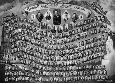 Выпуск командиров звеньев. Фотография с сайта bvvaul.ru