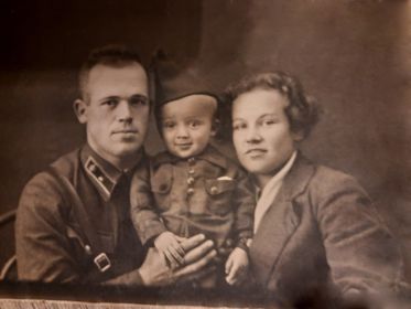 Анатолий со своей женой Александрой и старшим сыном Олегом, примерно 1940 год