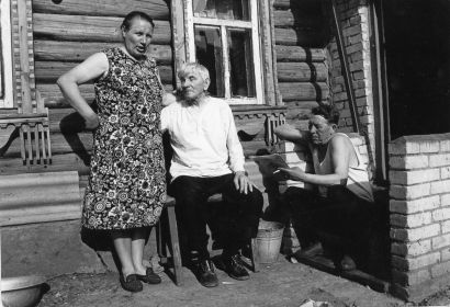 Дед Егор, его Дочь Вера Егоровна и зять Василий Степанович Яковлев, участник ВОВ.