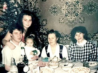 Старшая дочь Валентина с семьей сына и младшей сестрой Натальей
