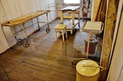 Кonzentrationslager Штуттгоф (Stutthof). Никто не вышел живым из кабинета профессора гинекологии, группенфюрера СС Клауберга Карла ("pikabu": http://surl.li/fprjg ).
