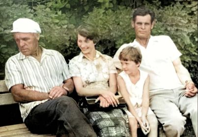 Конкордий со снохой Светланой и внучкой Татьяной, справа- его брат Леонид.