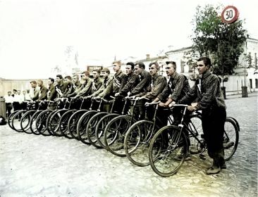 Слет «спартаковцев». Саранск 1938г. Каныгин Б.М. 8-й справа.