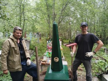 вид памятника после субботника,Вотинов Андрей Валентинович и Алексей Ращупкин.