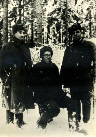 11.1941. РСФСР, Московская область, Высокинический район, хутор Боровно. Командир взвода конной разведки (в центре) 954 стрелкового полка капитан Хаблов С. Ф., с разведчиками.