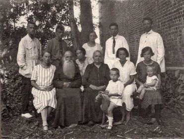 ЮС в кругу браьев и сестер с о. Сергием и матушкой Верой