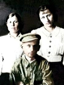 С женой Зайцевой Софьей (слева) и сестрой Марией.