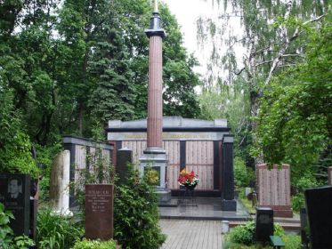 Захоронение: РОССИЯ: Московская область, город Москва, ул. Орджоникидзе, 4, филиал Московского крематория; площадь Донская, 1, Донское кладбище, участок: Вечный огонь.
