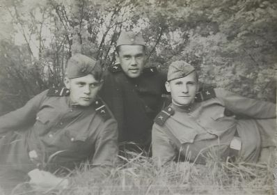 Нечаев Валентин Викторович (в центре) со своими сослуживцами